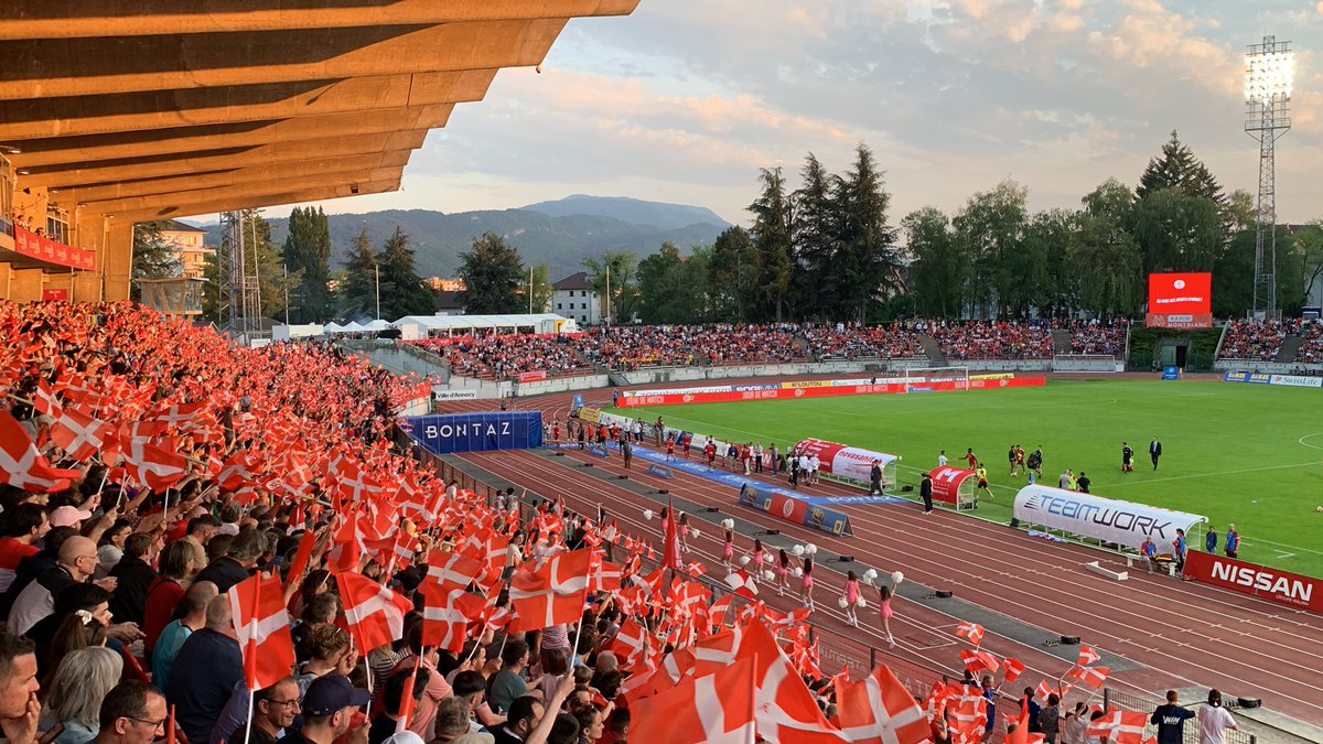 Sebavrillon's tweet photo. Les frissons !! 🤞🏼ici c’est Annecy 🔴⚪️ #annecy #directionLigue2 #goreds @FCAnnecy https://t.co/SUJQmZHqQ1