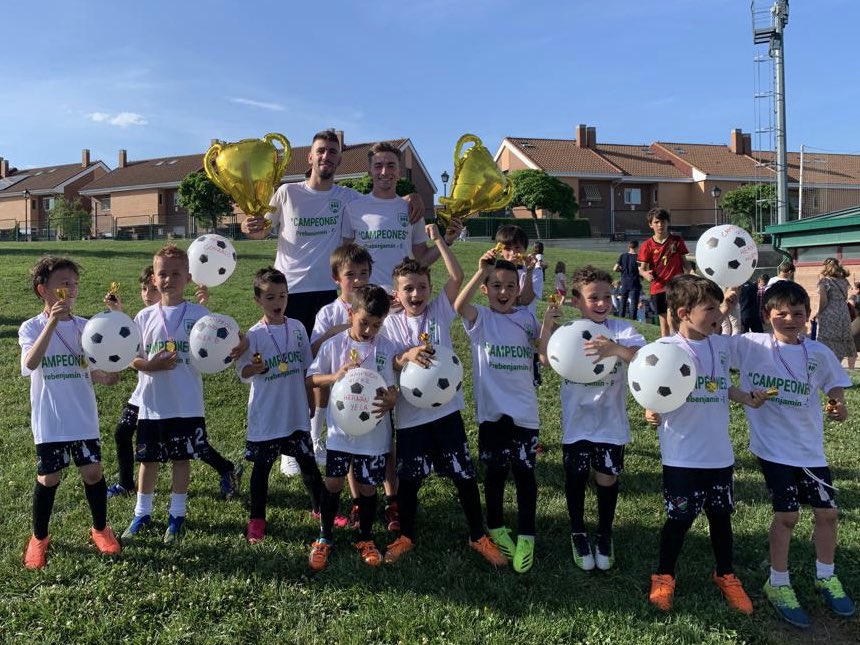 cdeamistad's tweet photo. CAMPEONES 🏆

El Prebenjamin E se acaba de proclamar Campeón de Liga y logra el ascenso a Preferente para el próximo año.

¡Estos pequeñajos son muy grandes! 

Enhorabuena a todo el equipo y a sus entrenadores @ivan_cas_1999 y @pedro_99herrera 💪🏼⚽️.

#VamosVerdes #SoydelAmistad https://t.co/UDRvzXirbg