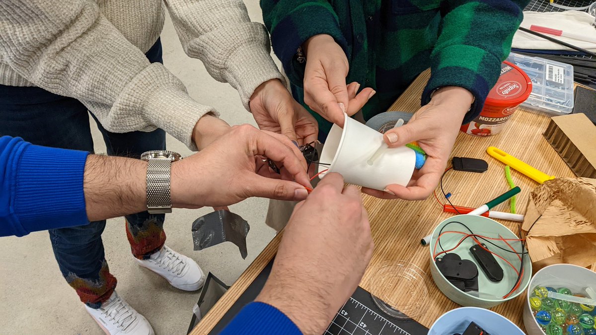 uptownyumiko's tweet photo. Hands busy @ work.. #EDUC710 the maker education course has just kicked off!! #scribblingmachines @KriKumpulainen @sfu_library https://t.co/kJJL5W8ij4