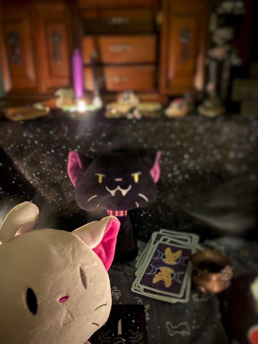 kumoricon's tweet photo. How else would you celebrate #Fridaythe13th than going to the mystical lair of #DarkNeko? Take a look around and get your fortune told... hope #GhostNeko got the answers they were looking for.
#kumoricon #kumoricon2022 #tarot https://t.co/7065BQGcds