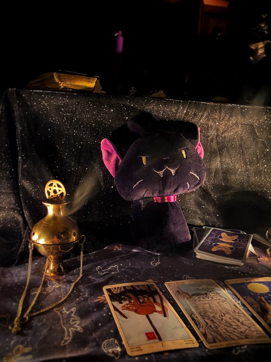 kumoricon's tweet photo. How else would you celebrate #Fridaythe13th than going to the mystical lair of #DarkNeko? Take a look around and get your fortune told... hope #GhostNeko got the answers they were looking for.
#kumoricon #kumoricon2022 #tarot https://t.co/7065BQGcds