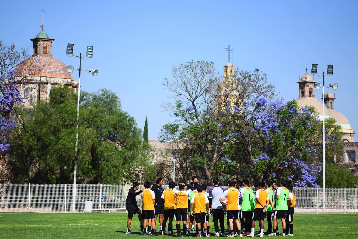 petrolerosfcq's tweet photo. Hoy celebramos el trabajo de nuestros entrenadores 🔥⚽️
Gracias por la pasión que le meten a su trabajo día con día 🦾

👉🏻 Día Mundial del Entrenador de Futbol ✅ https://t.co/HiLYCqqidN