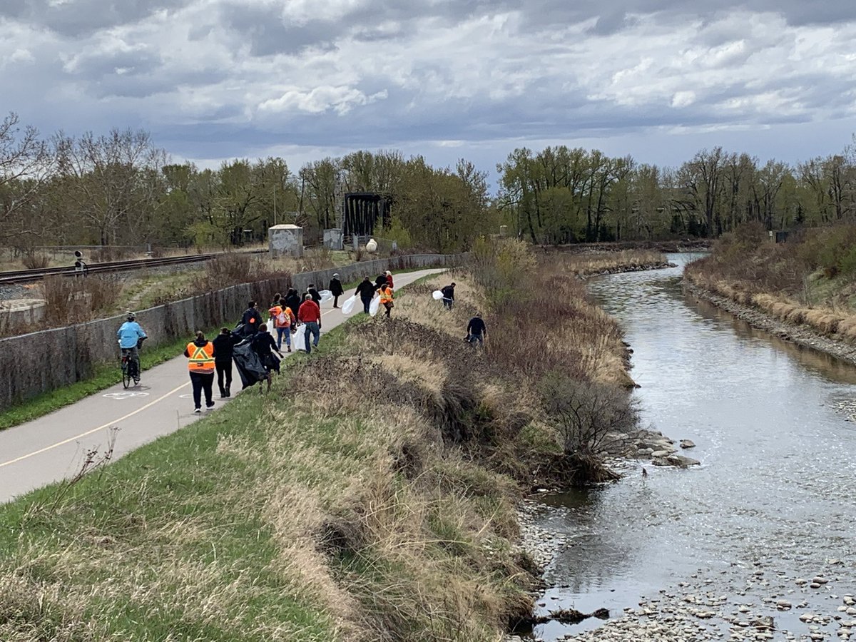 yycsherri's tweet photo. @GDIServices supporting #yyccleans and @CalgaryParks https://t.co/FVhXXnkCZN