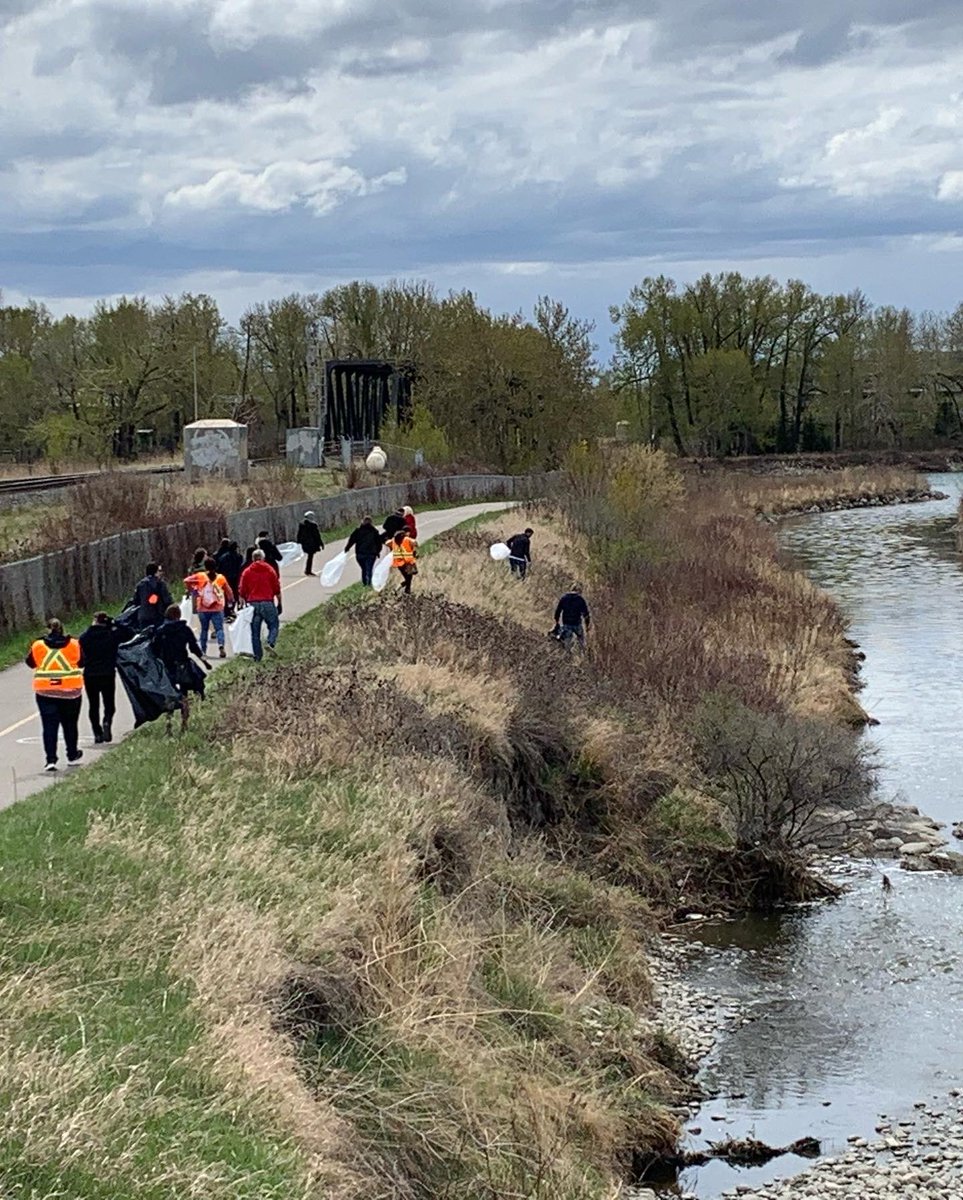 yycsherri's tweet photo. @GDIServices supporting #yyccleans and @CalgaryParks https://t.co/FVhXXnkCZN