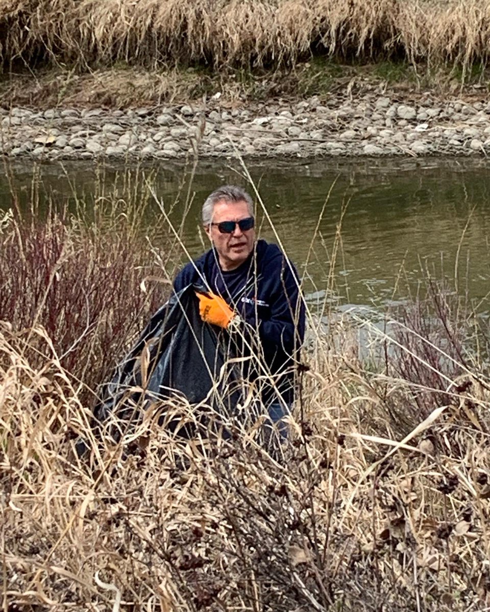 yycsherri's tweet photo. @GDIServices supporting #yyccleans and @CalgaryParks https://t.co/FVhXXnkCZN