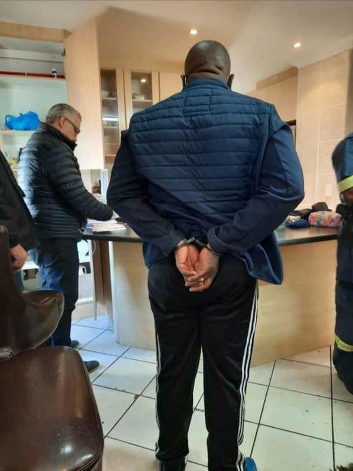 AdvoBarryRoux's tweet photo. FBI and the Hawks bust Nigerians syndicate in Cape Town preying on widows, divorcees at dawn on Tuesday. Eight foreign nationals aged between 33 to 52 were arrested for Internet scams, money laundering &amp; international-wide scale financial fraud in Cape Town. https://t.co/kj4ROiskgo