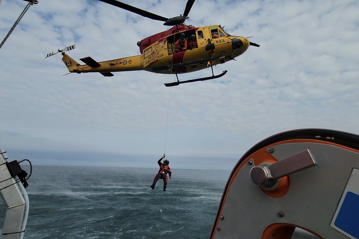 JRCCTrentCCCOS's tweet photo. Cette semaine, l’#Esc424 de l’@ARC_RCAF s'est entraîné aux opérations de #RES en milieux maritime avec leur #partenaires de la @GardeCotiereCAN et d’@ACRSA_National. Les manœuvres comprenaient l’hélitreuillage et l'extraction de blessés (simulés). #Prêt pour la haute saison #RES https://t.co/qjTSZAMZ9y