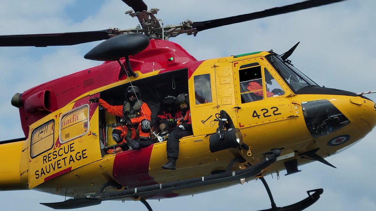 JRCCTrentCCCOS's tweet photo. Cette semaine, l’#Esc424 de l’@ARC_RCAF s'est entraîné aux opérations de #RES en milieux maritime avec leur #partenaires de la @GardeCotiereCAN et d’@ACRSA_National. Les manœuvres comprenaient l’hélitreuillage et l'extraction de blessés (simulés). #Prêt pour la haute saison #RES https://t.co/qjTSZAMZ9y