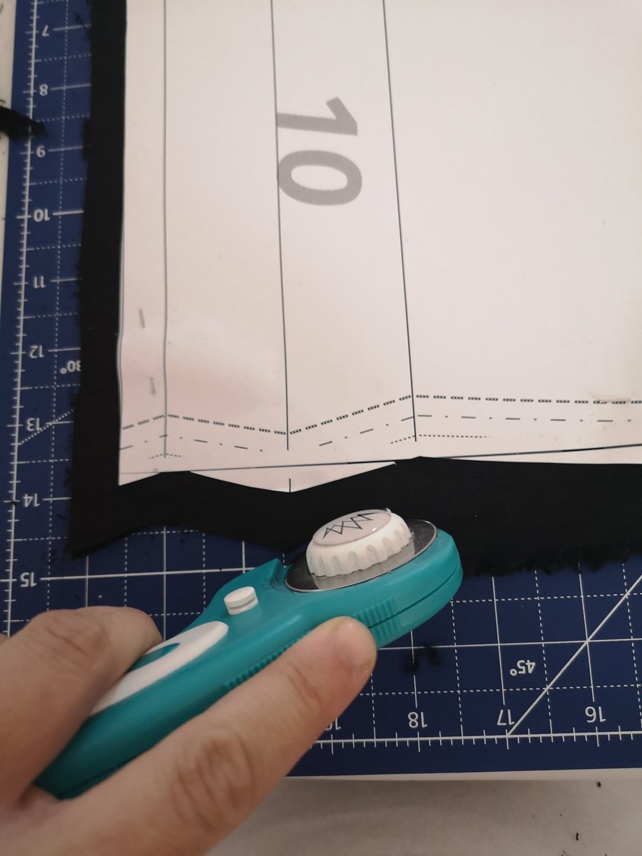 giubignoli's tweet photo. Which team are you in?
Scissors or cutter???
#sewingvibes #sewingproject #lovetosew #sewing https://t.co/wV5ydt9wp9