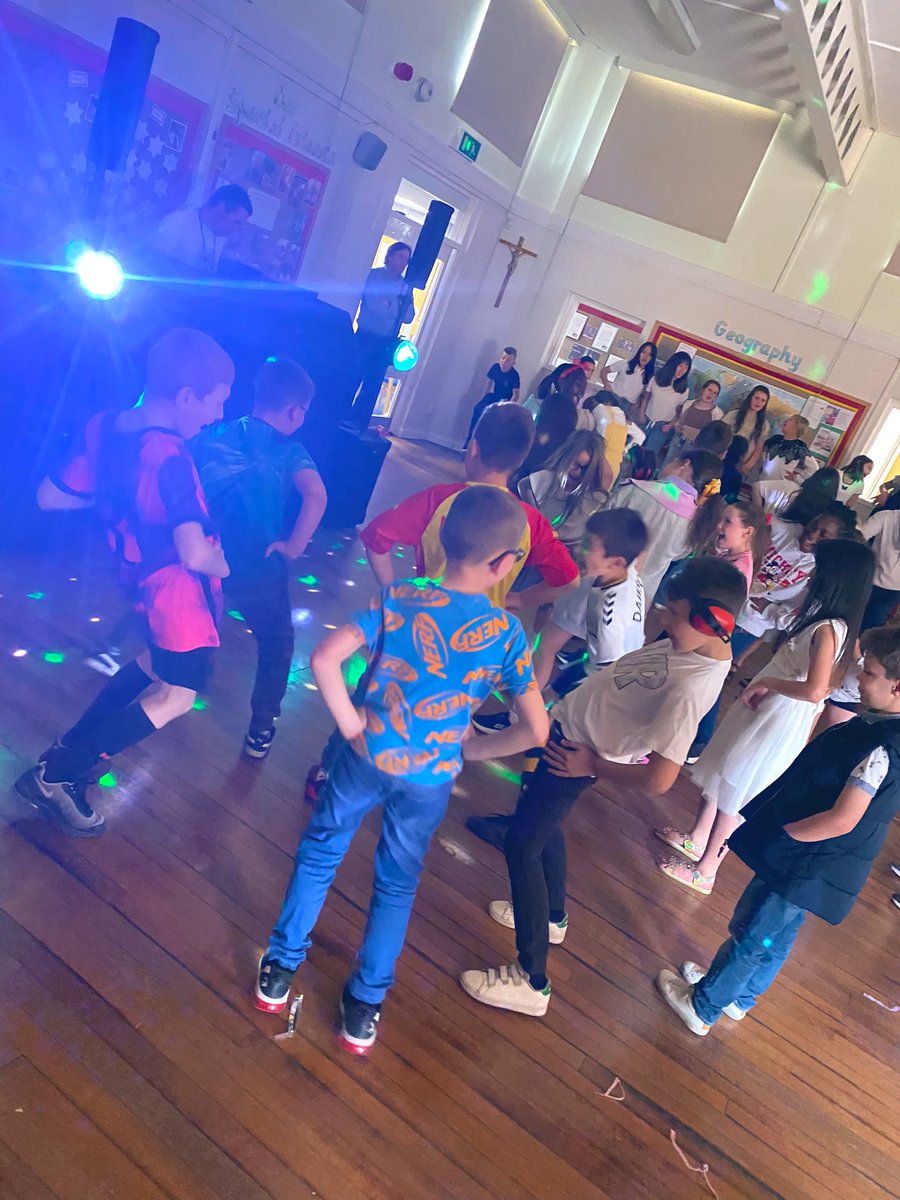 MrsP_OLOS's tweet photo. Sycamore class have been studying how the ear works and constructed their own ears with all the important parts. Then we enjoyed a super #playlist at our disco to finish a fabulous Friday! @olos_armthorpe @Cornerstonesedu #soundwaves https://t.co/jKTlYJiL6n