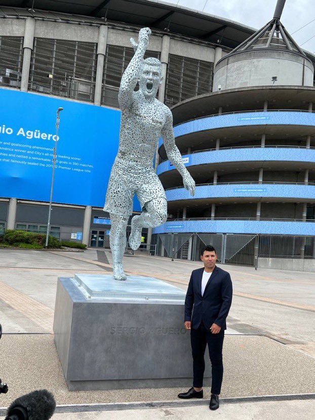 PlaticaPremier's tweet photo. HONOR A QUIEN HONOR MERECE!!

@ManCityES revela estatua de su leyenda @aguerosergiokun del momento anotando el gol que les dio su primer campeonato. #Leyenda #PremierLeague https://t.co/MRuYQrFOnB