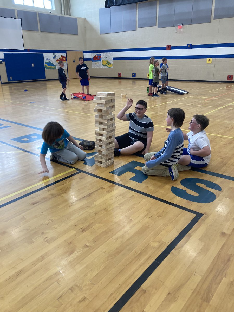 Fearless4th's tweet photo. Mrs. Black, Mr. Klose, and the @bearcreekpto have done it again. Our Fun(d) Run day was amazing! I have a feeling there are going to be some very tired (and stinky 😂) Macaws tonight! #funandhealthy @BearCreekEtown https://t.co/XS0iWT2iAE