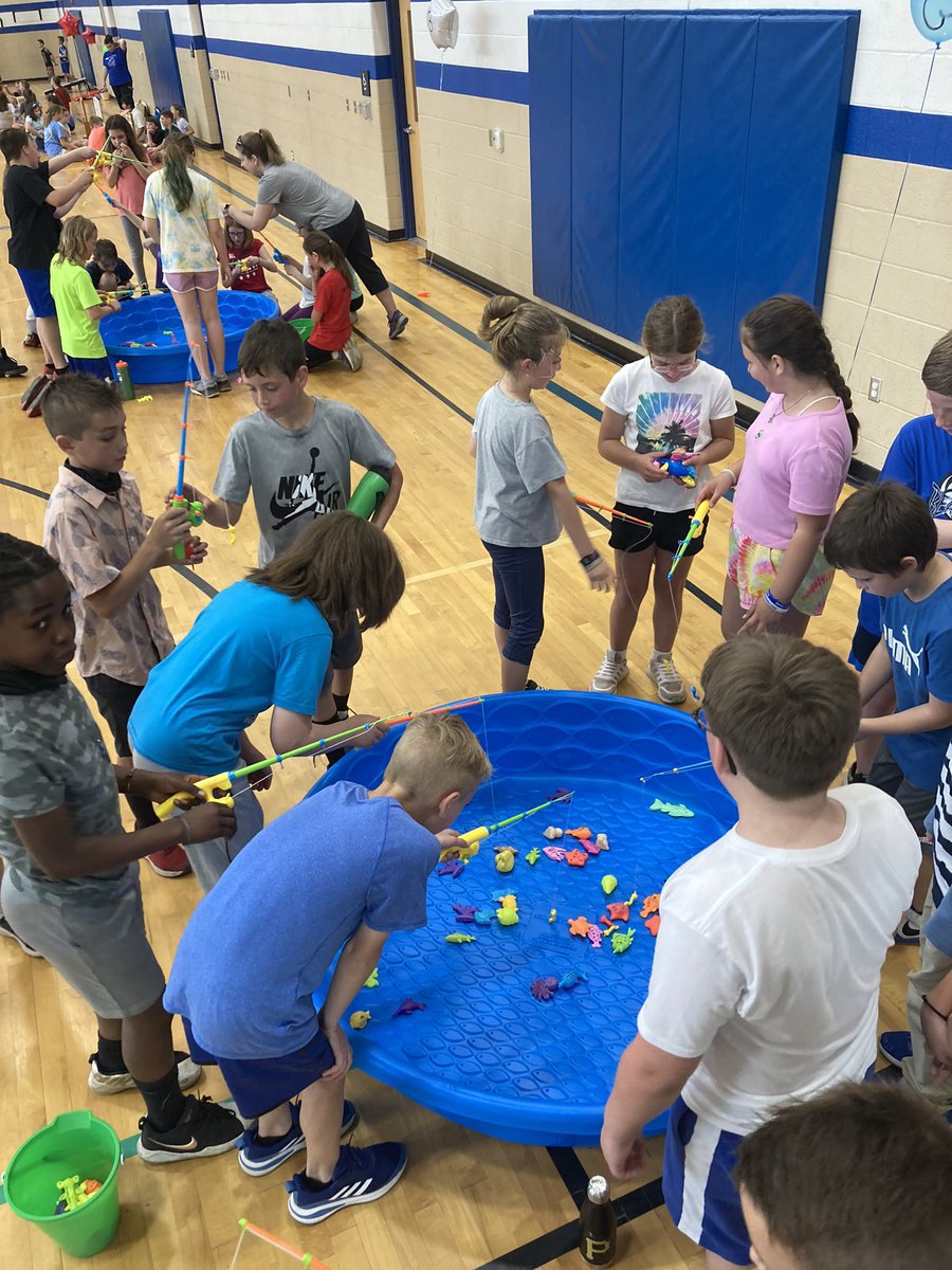 Fearless4th's tweet photo. Mrs. Black, Mr. Klose, and the @bearcreekpto have done it again. Our Fun(d) Run day was amazing! I have a feeling there are going to be some very tired (and stinky 😂) Macaws tonight! #funandhealthy @BearCreekEtown https://t.co/XS0iWT2iAE