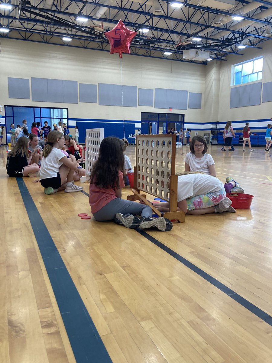 Fearless4th's tweet photo. Mrs. Black, Mr. Klose, and the @bearcreekpto have done it again. Our Fun(d) Run day was amazing! I have a feeling there are going to be some very tired (and stinky 😂) Macaws tonight! #funandhealthy @BearCreekEtown https://t.co/XS0iWT2iAE