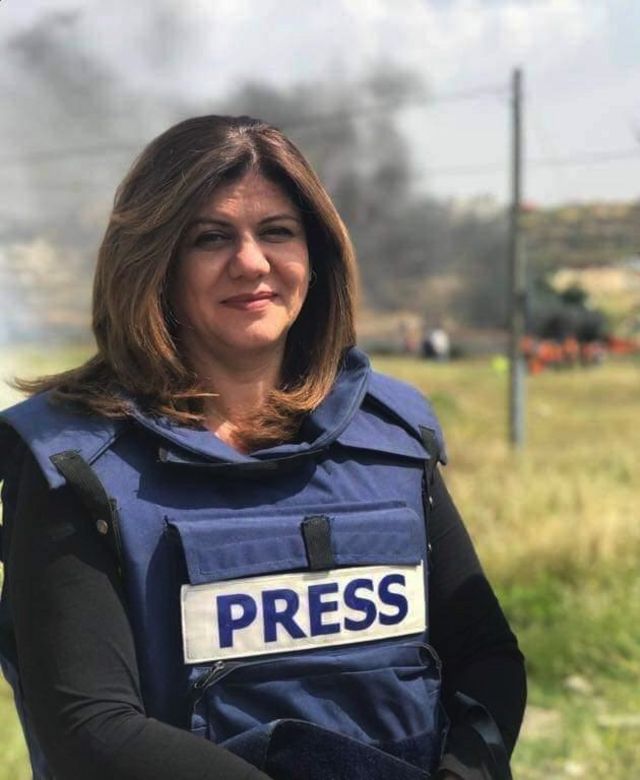 publishphoenix's tweet photo. تخليدا لذكرى شيرين ابو عاقلة سنديانة فلسطين وشهيدة الحقيقة، والتي استشهدت برصاص قوات الاحتلال الإسرائيلي، قررت دار الفينيق للنشر والتوزيع استخدام وسم #شيرين_أبو_عاقلة على أغلفة الكتب التي ستصدر عنها. https://t.co/yIJkvFWStt