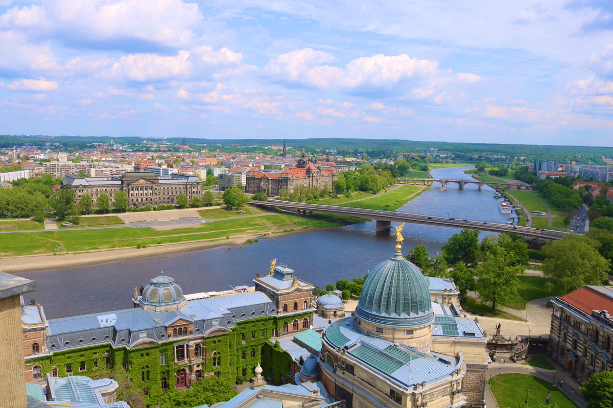 gebhardt_th's tweet photo. Bei bestem Frühlingswetter ging’s heute gemeinsam mit meinem Freund auf die Frauenkirche in Dresden 🥰.

Die Aussicht auf Dresden ist unbeschreiblich schön. https://t.co/8TgWtSAUEL