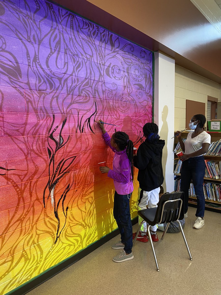 Grade 6 students working with <a href="/HalasJoe/">Joe Halas</a> on our Tree of Knowledge project inspired by the work of Jackie Traverse. 

@WinnipegSD <a href="/toujouramie/">Amie L Johnston</a>