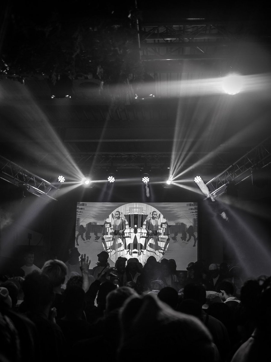 EsethuMagalela's tweet photo. Music is the strongest form of magic, look at this... You can literally feel the ambience through the visuals. #MillerXBoilerRoom is on fire 🔥🔥😩😭. 

#ItsMillerTime https://t.co/OCtAsu6IXZ