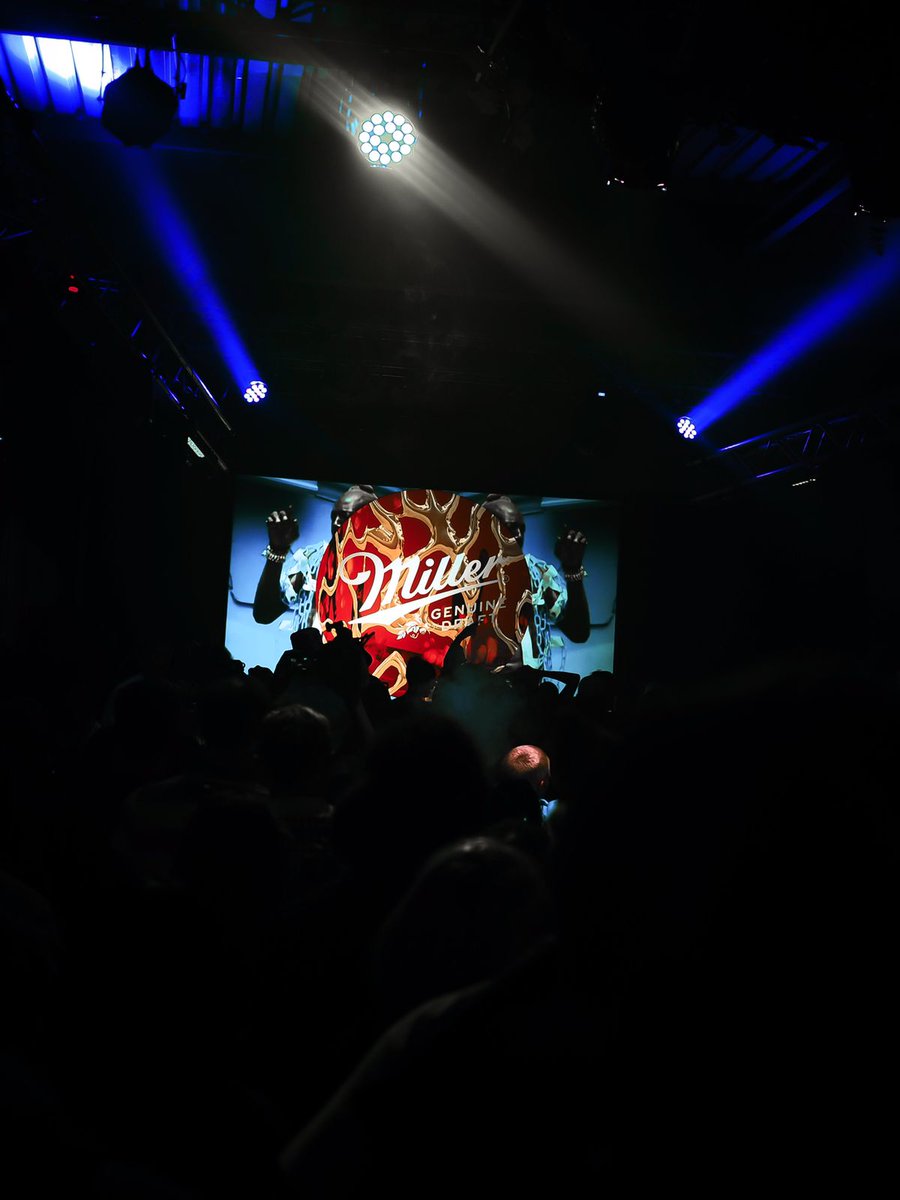 EsethuMagalela's tweet photo. Music is the strongest form of magic, look at this... You can literally feel the ambience through the visuals. #MillerXBoilerRoom is on fire 🔥🔥😩😭. 

#ItsMillerTime https://t.co/OCtAsu6IXZ