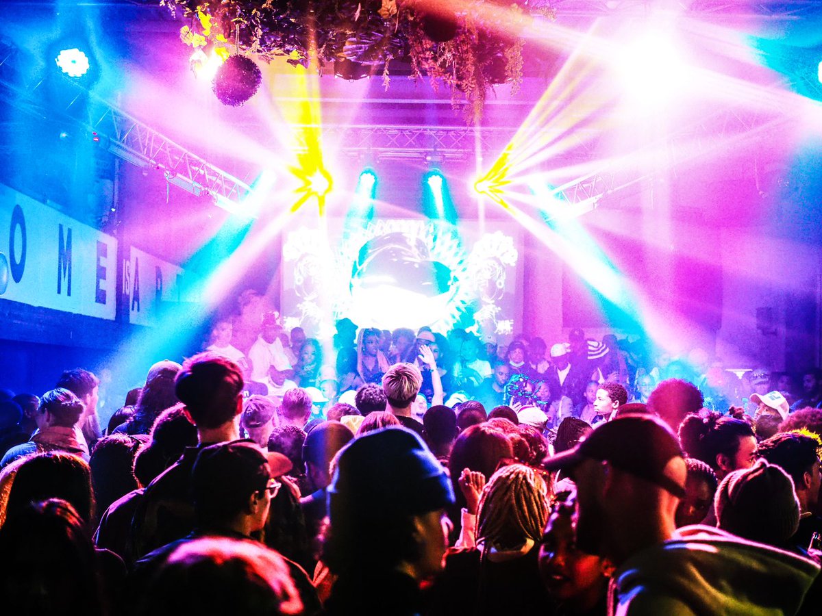 EsethuMagalela's tweet photo. Music is the strongest form of magic, look at this... You can literally feel the ambience through the visuals. #MillerXBoilerRoom is on fire 🔥🔥😩😭. 

#ItsMillerTime https://t.co/OCtAsu6IXZ