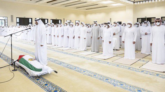 khaleejtimes's tweet photo. His Highness Sheikh Mohamed bin Zayed Al Nahyan, Ruler of Abu Dhabi, today performed the funeral prayer for the late UAE President His Highness #SheikhKhalifabinZayedAlNahyan at the Sheikh Sultan bin Zayed the First Mosque in #AbuDhabi. 

Photos by WAM https://t.co/17XmV81j66