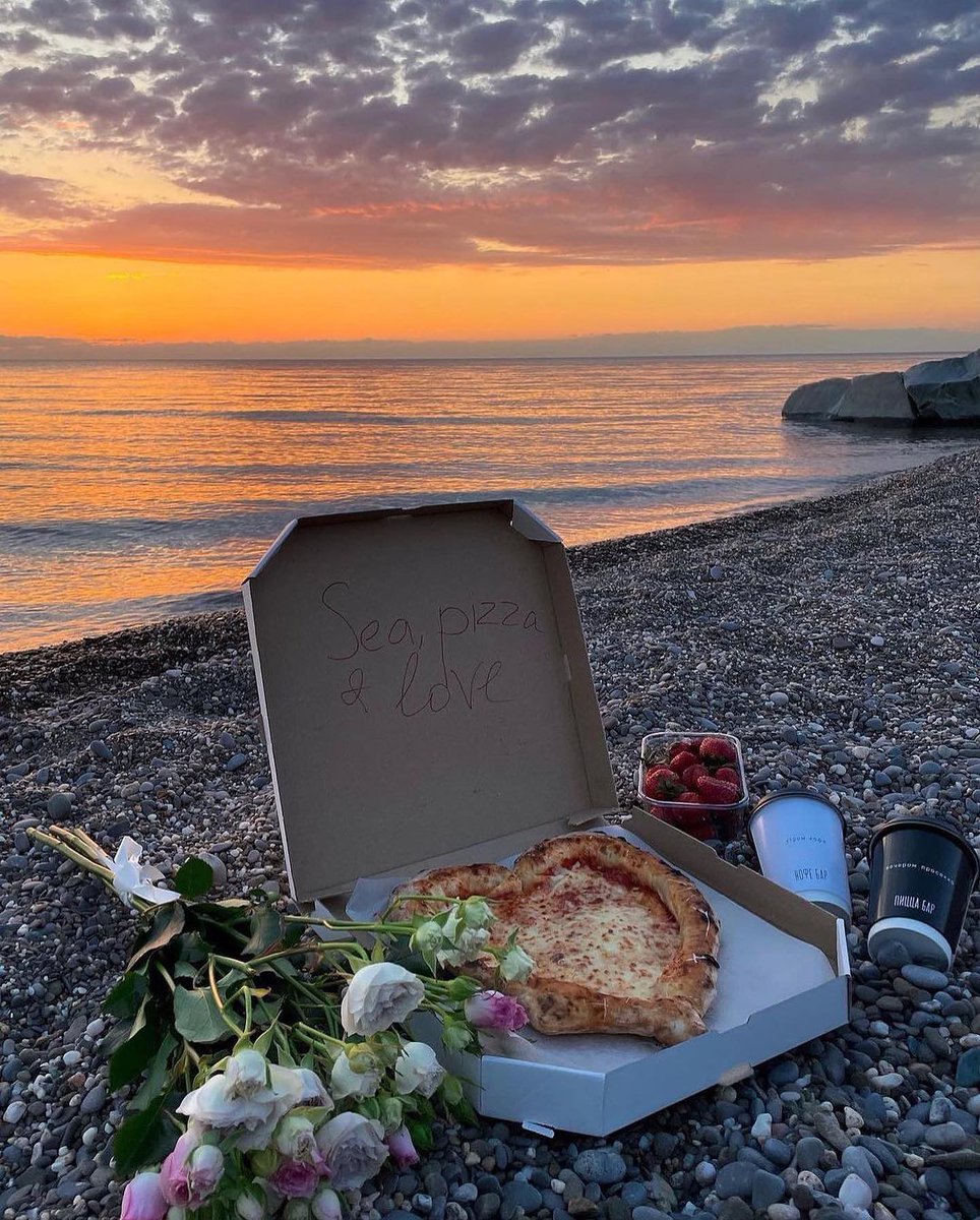 shewearprada's tweet photo. A romantic date on the beach 🌷⛅🍕🥂 https://t.co/yd5fcAl9Yu