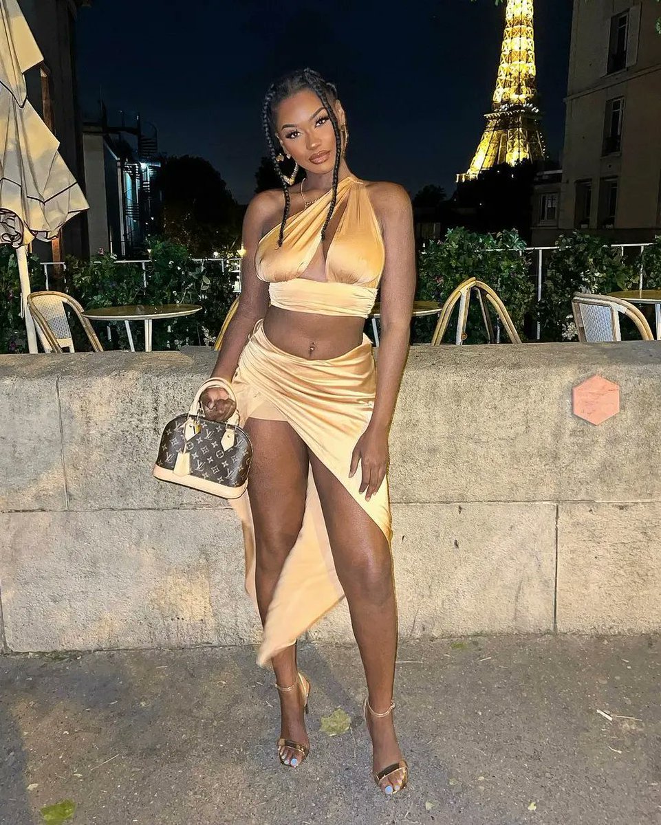 Camervibes_237's tweet photo. @ElindaSan appréciez la beauté camerounaise 💚❤️💛

#camervibes237 #cameroon #picoftheday #bestoftheday #amazing #girl #goodvibes #beauty #beautiful #like #likeforlikes #followｍe #followforfollowback #team237 #yaoundé #douala #love https://t.co/9AftDDynIp