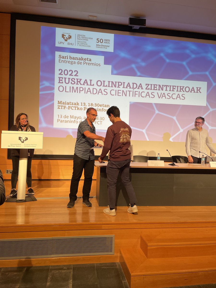 UrdanetaColegio's tweet photo. Entrega de premios de las Olimpiadas Científicas en la UPV. Lucas Calderón, alumno de 2º de Bachillerato, consigue el 3er puesto en la Olimpiada de Física del País Vasco. ¡Pasión por la Ciencia! ¡Muchas felicidades por el éxito! https://t.co/Qo5vjGpu21