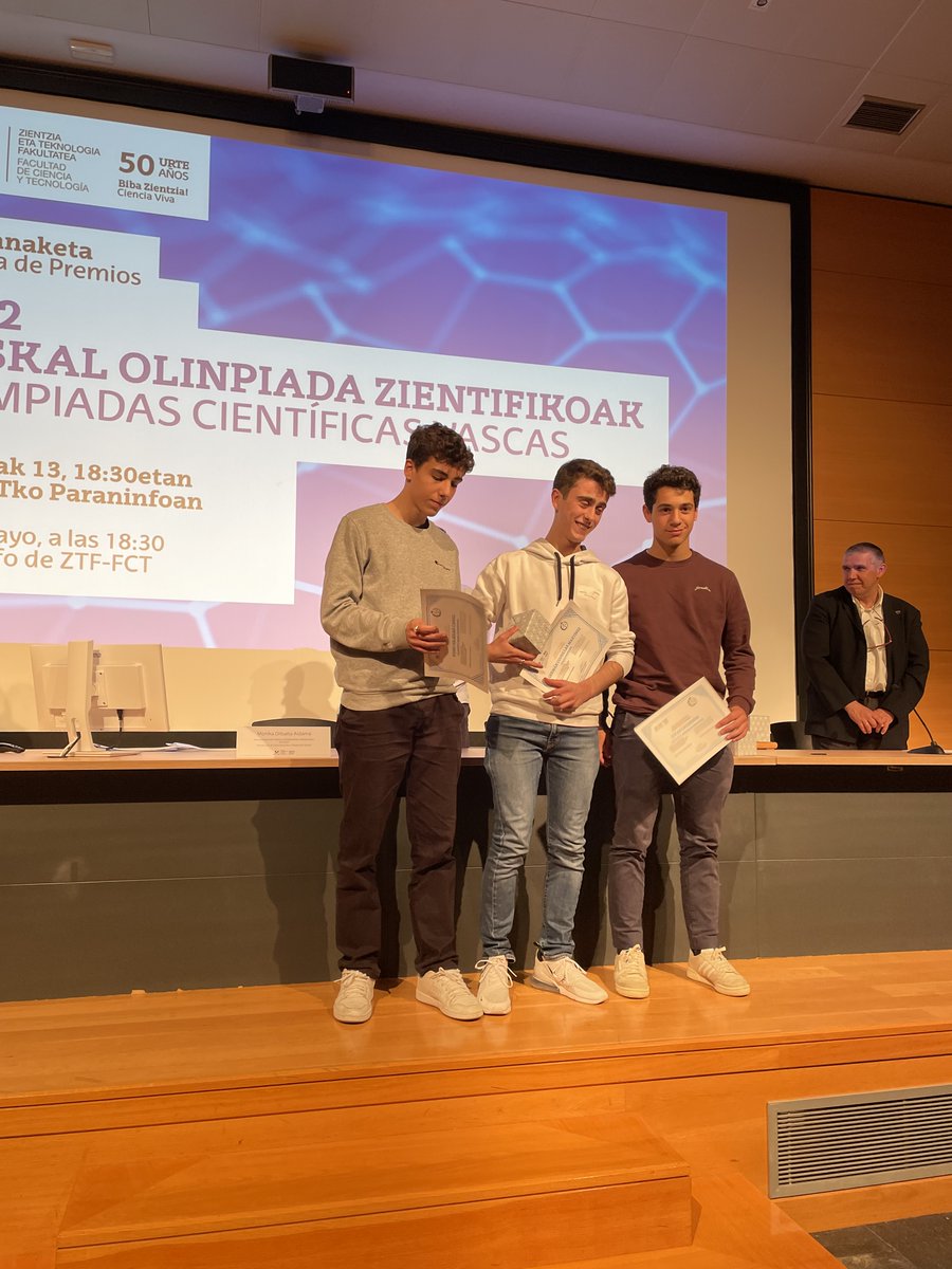 UrdanetaColegio's tweet photo. Entrega de premios de las Olimpiadas Científicas en la UPV. Lucas Calderón, alumno de 2º de Bachillerato, consigue el 3er puesto en la Olimpiada de Física del País Vasco. ¡Pasión por la Ciencia! ¡Muchas felicidades por el éxito! https://t.co/Qo5vjGpu21
