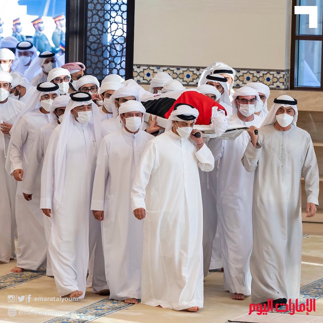 emaratalyoum's tweet photo. #محمد_بن_زايد والشيوخ يؤدون صلاة الجنازة على روح فقيد الوطن الشيخ #خليفة_بن_زايد https://t.co/nm41hYnADA