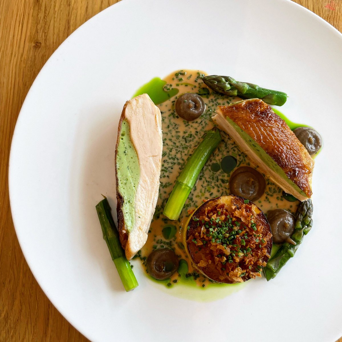 StickyWalnut's tweet photo. Tonight’s special going down well!

Roast chicken breast, wild garlic, fondant potato, mushroom ketchup, asparagus, pancetta suprême sauce https://t.co/ff10AAmZMm