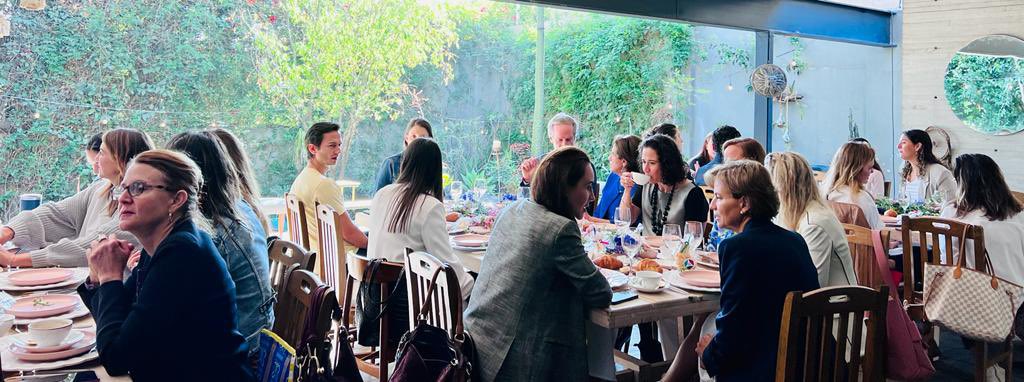 Gracias <a href="/annaRaptis_/">Anna Raptis 🇦🇺🇲🇽🇬🇷</a> e <a href="/ytziabelauste/">ytzia</a> por invitarme al desayuno de mujeres emprendedoras organizado por <a href="/AmplificaC/">Amplifica Capital</a> Felicidades a todo el equipo por invertir en empresas creadas por mujeres impulsando causas sociales. Las mujeres tenemos que ser solidarias amplifica.capital