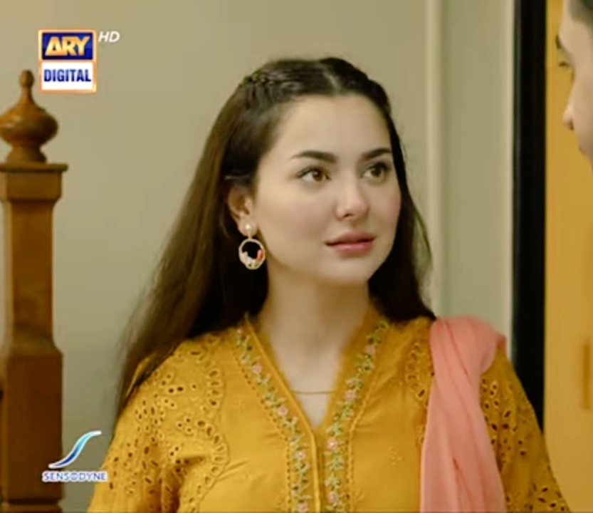 XoxAqsa's tweet photo. Hala kitane kapre badalti ha? 😂literally in every scene 😂.Is ka bi credit hamza ko jata ha that he bought her all this😂😂 #MereHumsafar https://t.co/KMlWA3K2e6
