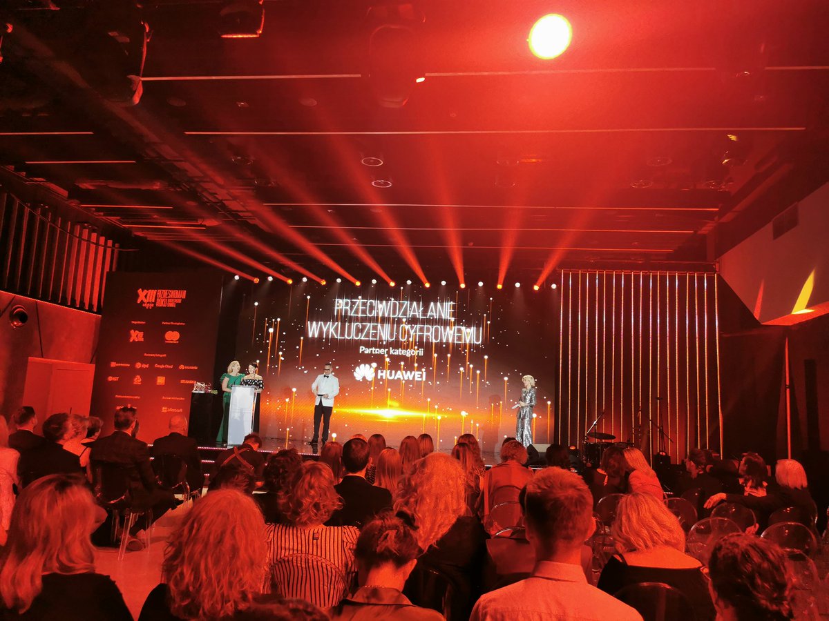 AlicjaTM's tweet photo. Gala Bizneswoman Roku - święto Kobiet ✨ Nagrodę za najlepszy projekt przeciwdziałania #wykluczeniecyfrowe otrzymują założycielki Future Collars 🏆 #womenleaders https://t.co/a1v6KrGcaS
