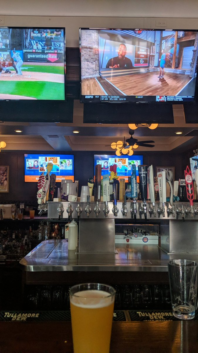 TheRobSquad's tweet photo. More indoor outdoor beer time with @austinpam7. @chicagobars https://t.co/8371QLzuZc