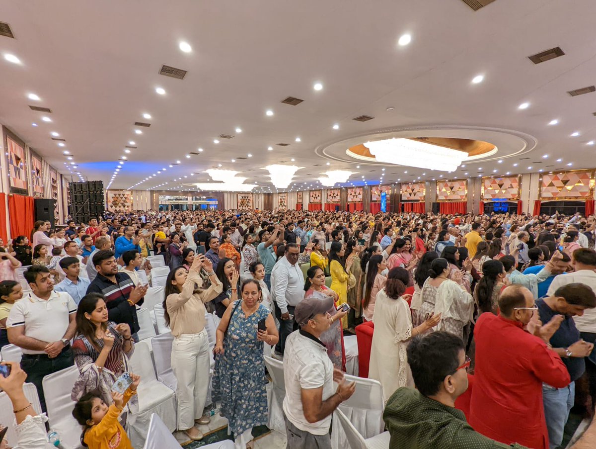 Nickjain5's tweet photo. 3000+  people took. A dive in the mesmerizing evening of Maha Satsang. #GurudevBirthday13May
in Ludhiana. I @AOLPunjab @SriSri @BangaloreAshram https://t.co/m7ren6NXr4