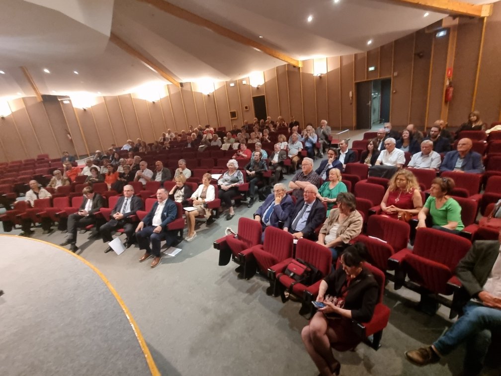ChristianBruyen's tweet photo. Honneur aux médaillés de la Jeunesse, des Sports et de la Vie Associative. Le bénévolat est essentiel à la cohésion sociale et @DptMarne félicite chaleureusement les 27 récipiendaires. @Prefet51 @valbeauvais #DAASEN #CDOS https://t.co/5B17HqpClh