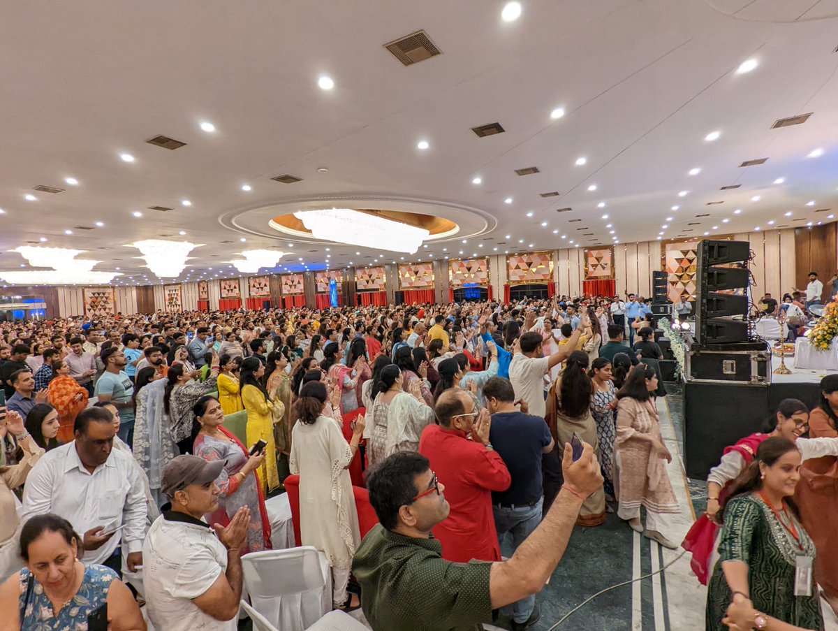 Nickjain5's tweet photo. 3000+  people took. A dive in the mesmerizing evening of Maha Satsang. #GurudevBirthday13May
in Ludhiana. I @AOLPunjab @SriSri @BangaloreAshram https://t.co/m7ren6NXr4