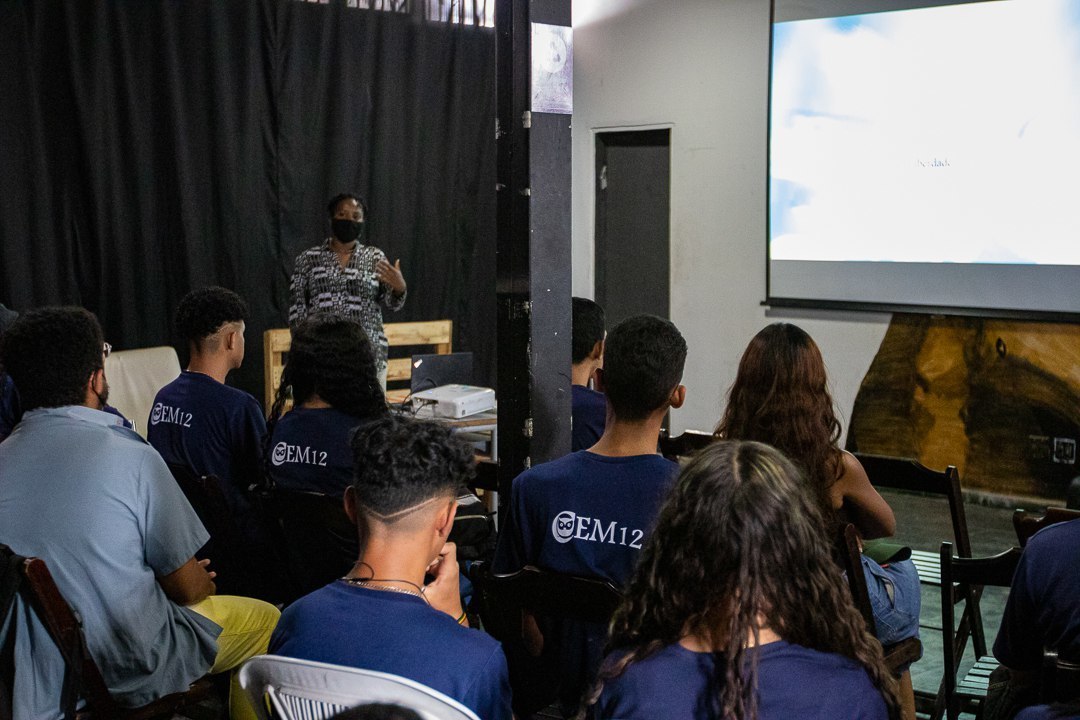 fotodequebrada's tweet photo. Na oficina "Imagem: Criação e Processos" 📸 a fotógrafa Ester Cruz falou sobre a imagem interior que criamos para nos lembrar de quem somos e qual a importância da imagem para ao mundo. A oficina também contou com a participação dos alunos do CEM 12 🤩

#fotodequebrada https://t.co/icqD23w9gk