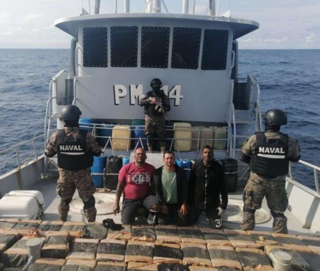 Nuestra Fuerza Naval dio otro golpe al narcotráfico, a 488 MN (903.7 kilómetros) al suroeste de nuestras costas.

Un LPV con tres personas abordo, dos ecuatorianos y un colombiano, que transportaba 810 kilos de cocaina, valorada en $20,250,000.00.

#PlanControlTerritorial