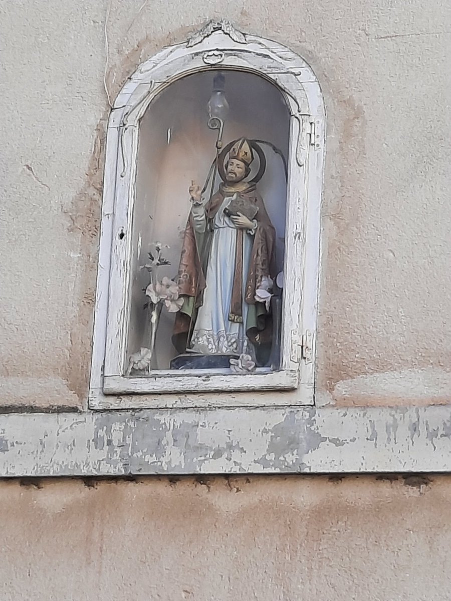 Le llamamos patrón de Barbastro, es la unica talla  que está por la ciudad y seguramente le rezamos poco y casi nada en su festividad.
Solo subimos a su ermita y poco más