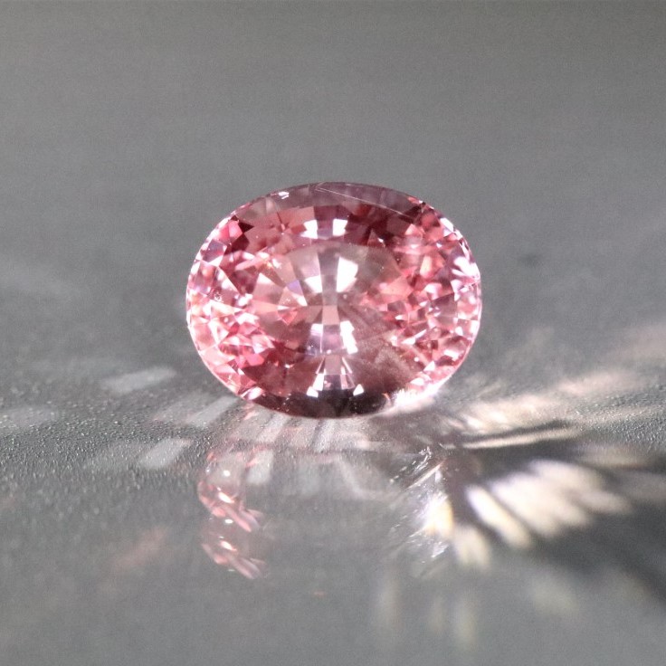 Known for their incredible Sapphires, find this unheated 1.10 ct. Madagascan padparadscha Sapphire from Sheahan Stephen Sapphires!
.
#AGTADailyGem #AGTA #AGTAMember #Gemstone