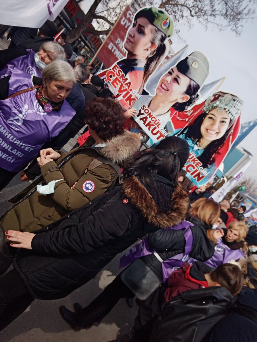 Birileri Kanas Canann için yürüsede, biz bu vatan uğruna can verenler için yürür,onlarla üzülür, onlarla gururlanırız! Şehitler ölmez, Vatan bölünmez👊💖🇹🇷