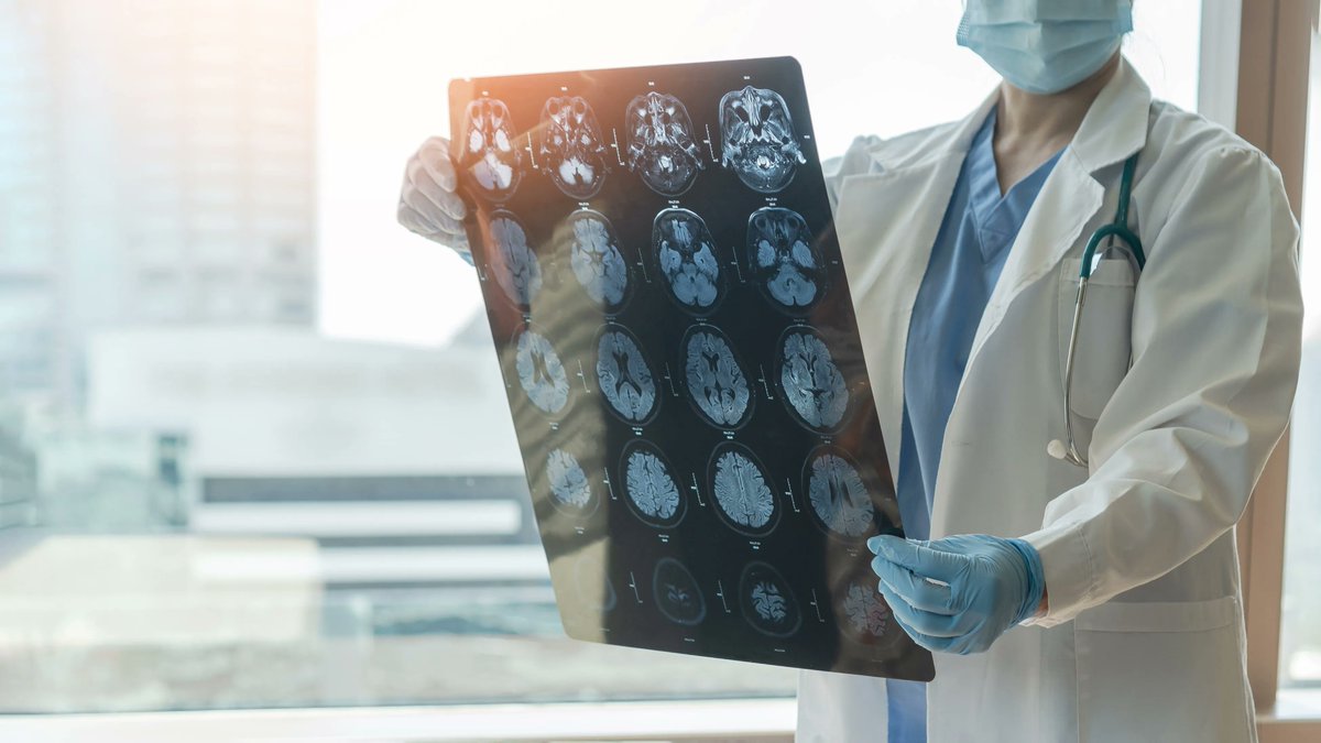 YaleMedicine's tweet photo. Traumatic brain injuries affect as many as 3 million Americans per year. Learn about #concussions, #contusions, and more here: https://t.co/qYPv4vk5zt
#braininjury #braininjuryawarenessweek #TBI https://t.co/iFHEYevsMy