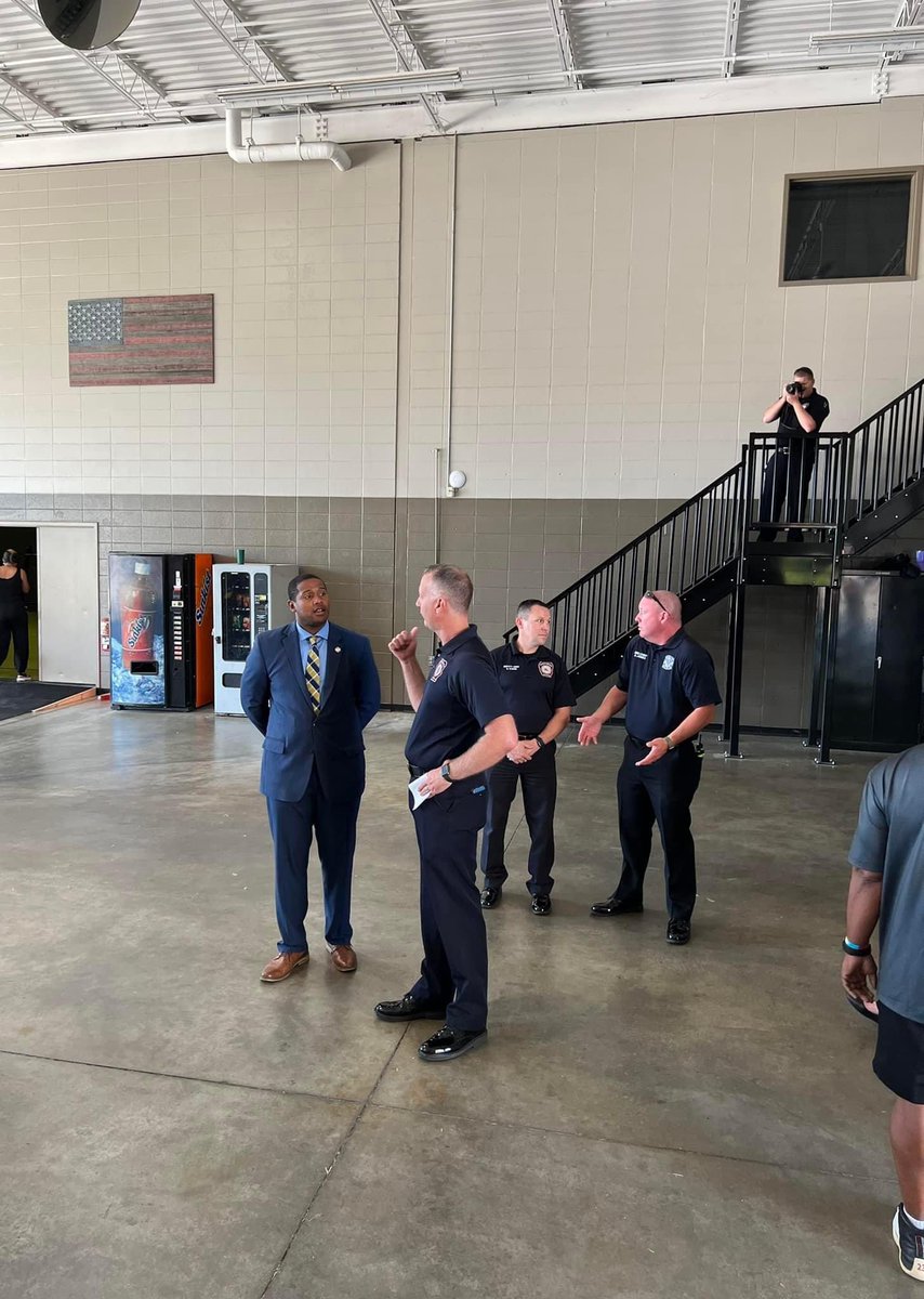 Hall4Mayor502's tweet photo. Love still exists in our city! So many times we can only see the negative, but we must not forget there are still great things happening among us. It was beautiful to witness Fern Creek Fire Department &amp; EMS partner with Fern Creek High School to donate prom clothes for students. https://t.co/G8sXNEjhI4