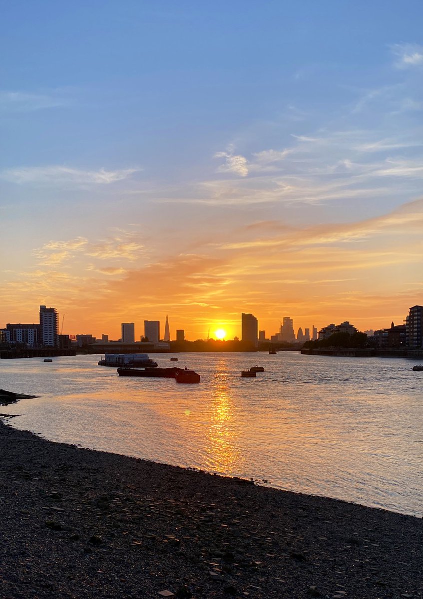 bookmarkthewall's tweet photo. Gorgeous evening โ๏ธ ๐ #sunsetlovers #sunsetphotography #yeslondon #GoodEvening https://t.co/HKN9Dvm0fE