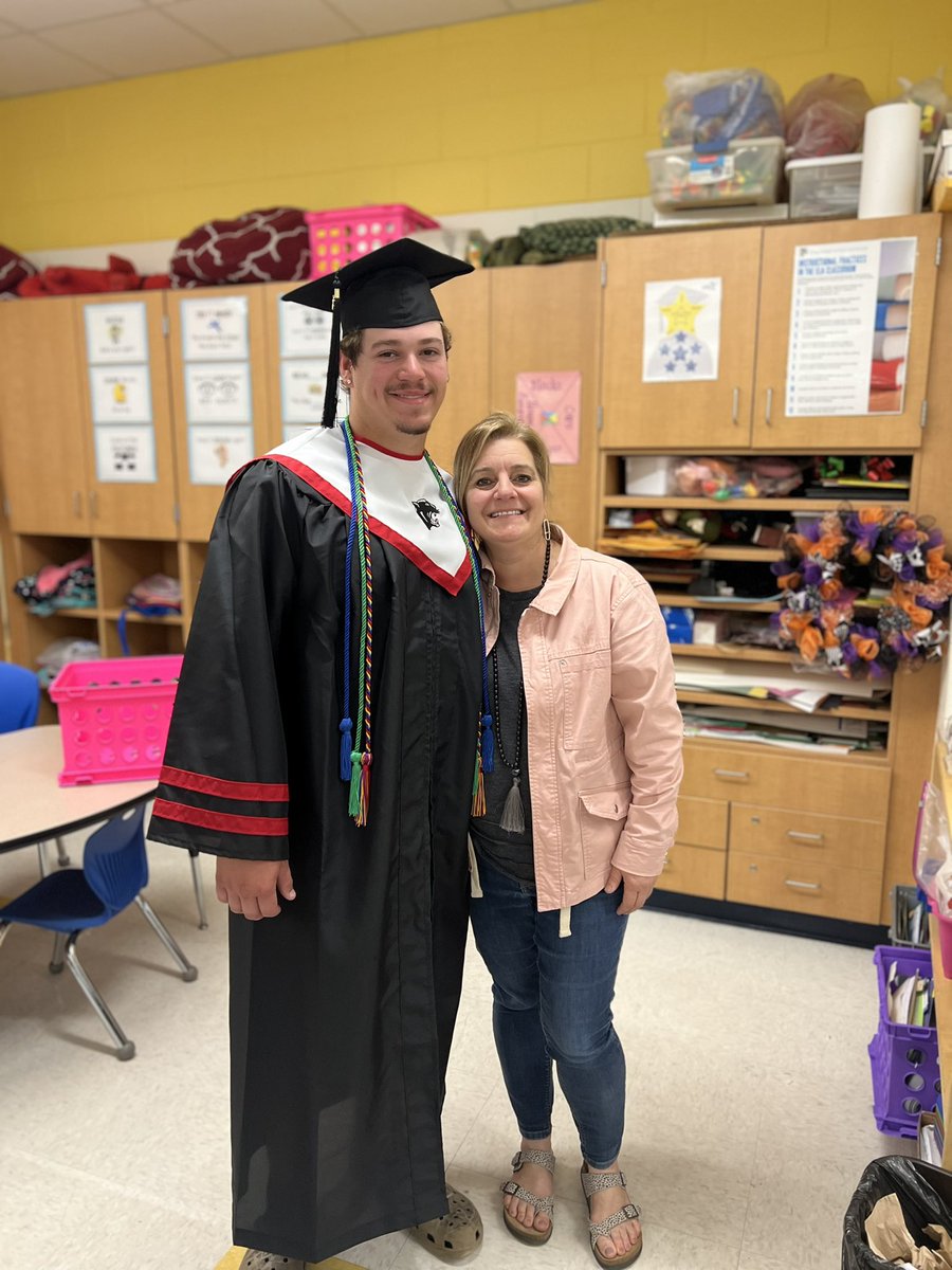 DouglassElemen1's tweet photo. Morehead High School’s baseball team was unable to participate in the Senior walk so they came earlier today! Our teachers and students were so excited! We love it when Eagles return home to Douglass! @RCS_NC https://t.co/nFCJBE9q0x