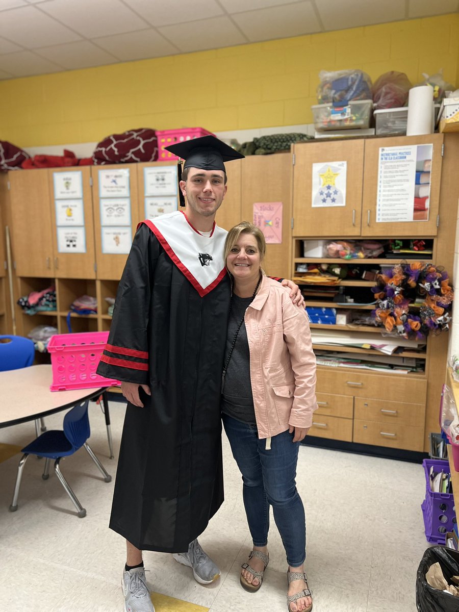 DouglassElemen1's tweet photo. Morehead High School’s baseball team was unable to participate in the Senior walk so they came earlier today! Our teachers and students were so excited! We love it when Eagles return home to Douglass! @RCS_NC https://t.co/nFCJBE9q0x