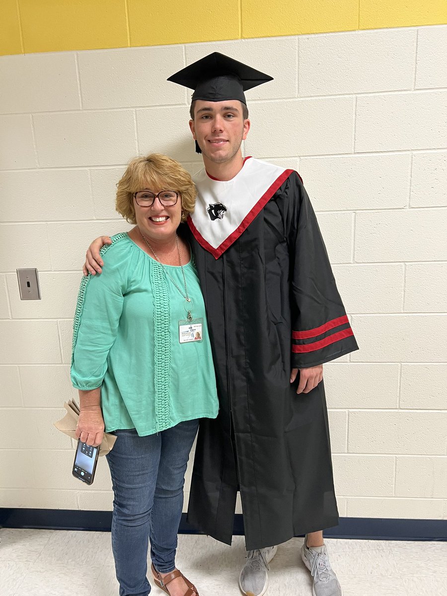 DouglassElemen1's tweet photo. Morehead High School’s baseball team was unable to participate in the Senior walk so they came earlier today! Our teachers and students were so excited! We love it when Eagles return home to Douglass! @RCS_NC https://t.co/nFCJBE9q0x
