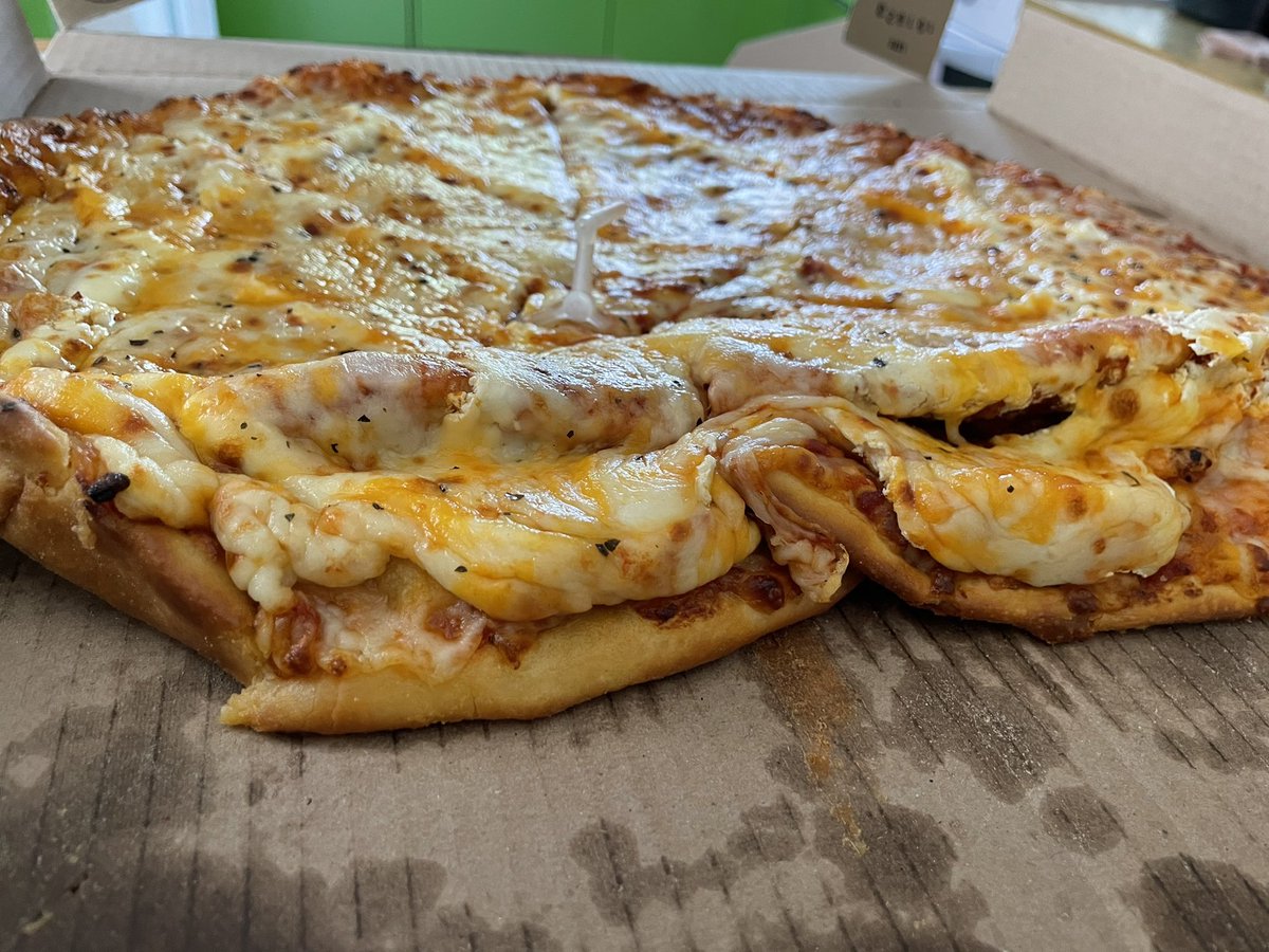 MollyDice's tweet photo. Pésimo servicio de @DominosPizzaMex No respetan la garantía de 30 minutos y entregan la pizza en este estado.  Cada vez peor. https://t.co/ndYkWrNVJf